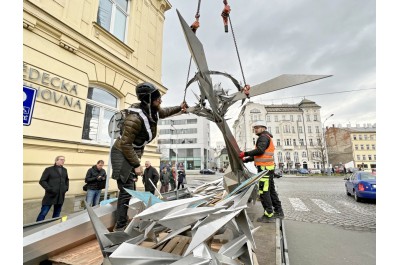 Nový kříž na věži Červeného kostela. Autorem originálního díla je Jan Dostál