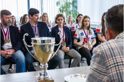 Olomoucký florbal slaví. Náměstek Zácha sportovkyním blahopřál osobně