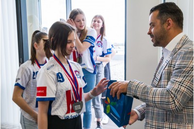Olomoucký florbal slaví. Náměstek Zácha sportovkyním blahopřál osobně