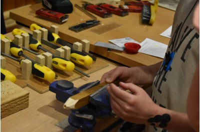 Konstruktérská akademie žákům nabídla programování robota i práci s pilníkem