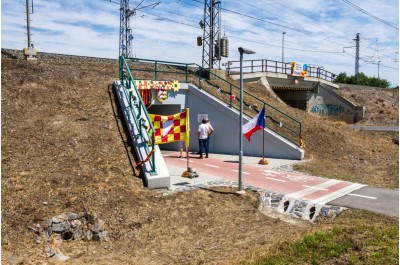 Lidé mohou naplno využívat další cyklostezku. Má unikátní technické řešení