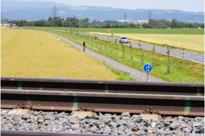 Lidé mohou naplno využívat další cyklostezku. Má unikátní technické řešení