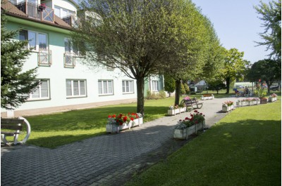 Obecních domovů pro seniory je jako šafránu. Nabízí domácí prostředí