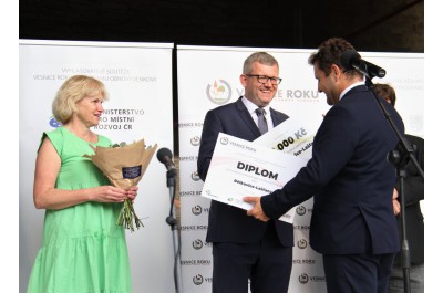Zlatá stuha a titul Vesnice Olomouckého kraje roku 2022 zdobí Slatinice
