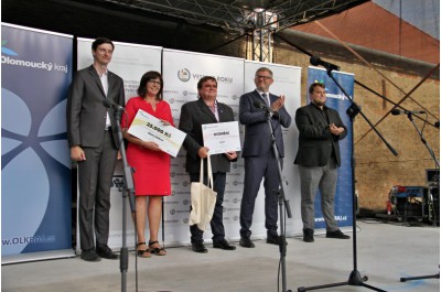 Zlatá stuha a titul Vesnice Olomouckého kraje roku 2022 zdobí Slatinice