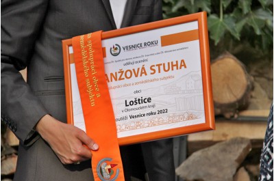 Zlatá stuha a titul Vesnice Olomouckého kraje roku 2022 zdobí Slatinice