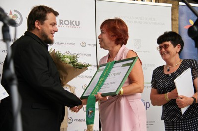 Zlatá stuha a titul Vesnice Olomouckého kraje roku 2022 zdobí Slatinice
