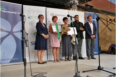 Zlatá stuha a titul Vesnice Olomouckého kraje roku 2022 zdobí Slatinice