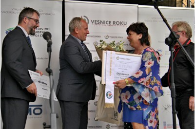 Zlatá stuha a titul Vesnice Olomouckého kraje roku 2022 zdobí Slatinice