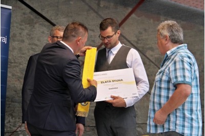 Zlatá stuha a titul Vesnice Olomouckého kraje roku 2022 zdobí Slatinice