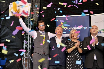 Zlatá stuha a titul Vesnice Olomouckého kraje roku 2022 zdobí Slatinice