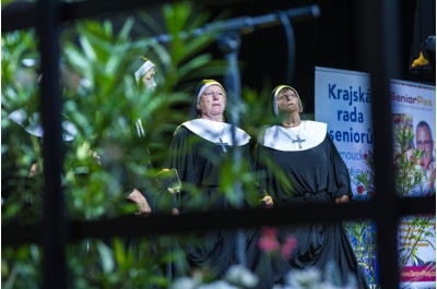 	Babičkou Olomouckého kraje je Blanka Vrbková, na pódiu ji podpořila celá rodina