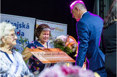 	Babičkou Olomouckého kraje je Blanka Vrbková, na pódiu ji podpořila celá rodina