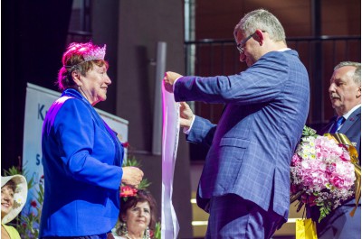 	Babičkou Olomouckého kraje je Blanka Vrbková, na pódiu ji podpořila celá rodina
