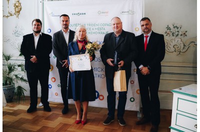 Premianti v třídění získali keramické popelnice, sluchátka a Elektrooskara
