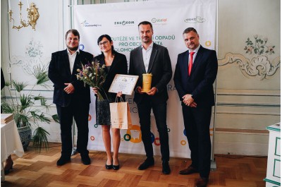 Premianti v třídění získali keramické popelnice, sluchátka a Elektrooskara