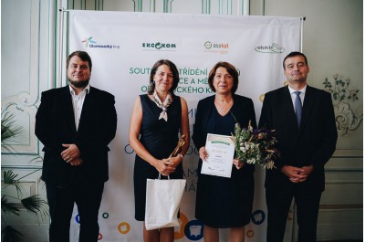 Premianti v třídění získali keramické popelnice, sluchátka a Elektrooskara