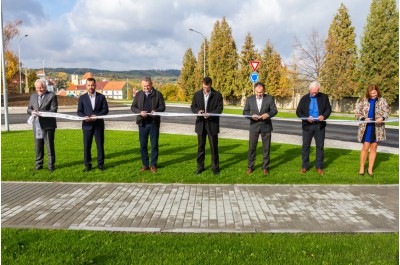	V Určicích mají nový kruhový objezd. Platil ho Olomoucký kraj