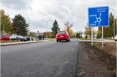 	V Určicích mají nový kruhový objezd. Platil ho Olomoucký kraj