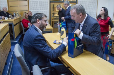 	Hejtman se setkal s vězni nacistického režimu. Předal jim příspěvek na léky