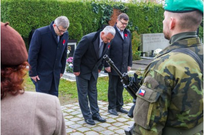 Hejtman se poklonil památce válečných hrdinů