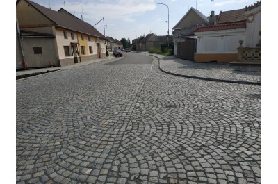 Žula místo asfaltu. Nová cesta v Příkazech získala cenu veřejnosti