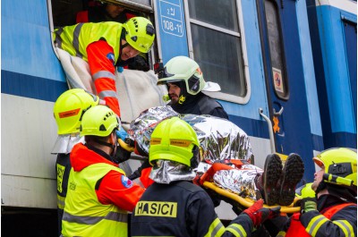 U Jívové se srazily vlaky. Cvičení prověřilo krajské záchranáře