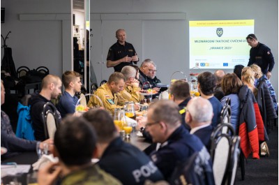 Cvičení na hranicích: havárie cisterny a drony v akci