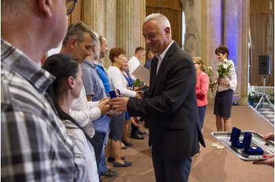 Zlaté kříže pro dárce krve. Zástupci hejtmanství předali ocenění