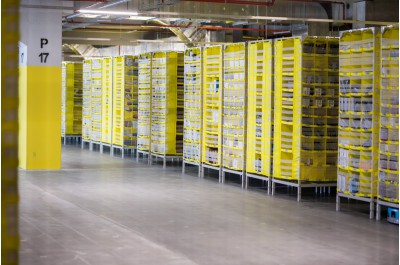 Jak funguje Amazon v Kojetíně? Na chod distribučního centra se přijeli podívat zástupci kraje