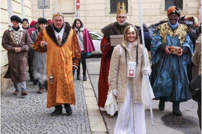 Tři králové, hejtman, primátor a biskup, popřejí šťastný nový rok před katedrálou i na náměstí