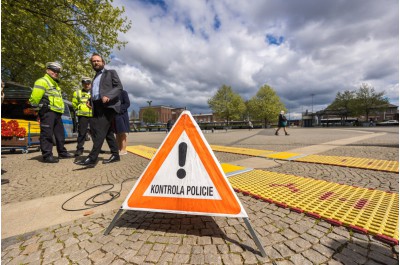 Kraj si posvítí na přetížené náklaďáky. Policii daroval další přenosnou váhu