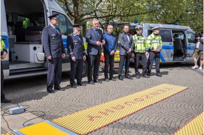 Kraj si posvítí na přetížené náklaďáky. Policii daroval další přenosnou váhu