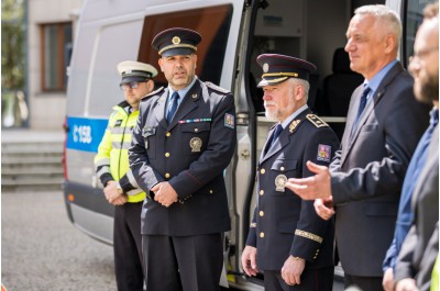 Kraj si posvítí na přetížené náklaďáky. Policii daroval další přenosnou váhu