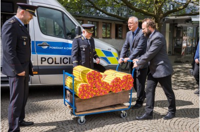 Kraj si posvítí na přetížené náklaďáky. Policii daroval další přenosnou váhu