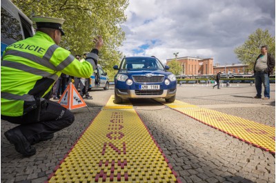 Kraj si posvítí na přetížené náklaďáky. Policii daroval další přenosnou váhu