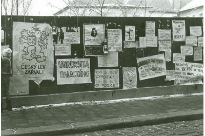 manip-letaky-na-plote-v-denisove-ulici-v-olomouci-behem-revolucnich-dnu-roku-1989-archiv-up-olomouc.jpg