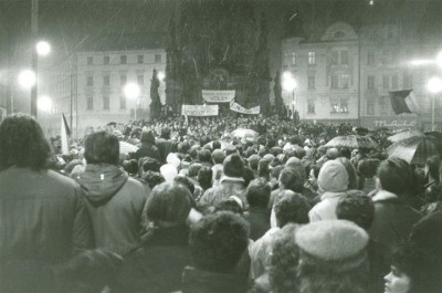 manip-listopadova-demonstrace-z-revolucnich-dnu-roku-1989-na-hornim-namesti-v-olomouci-archiv-up-olomouc.jpg