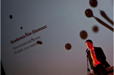 Děkan Filozofické fakulty UP Jiří Lach během předávání cen AFO2013