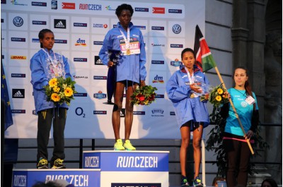 na-stupnich-zeny.jpg
