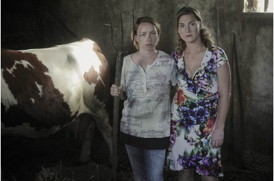 Tatiana Vilhemová a Lenka Krobotová ve filmu Díra u Hanušovic