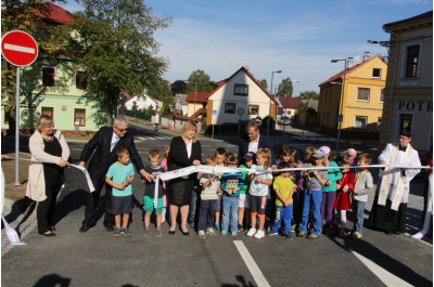 Hejtman Rozbořil otevřel novou křižovatku v Hustopečích nad Bečvou