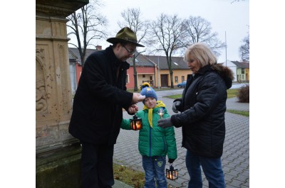 Skauti v Brodku u Přerova donesli Betlémské světlo