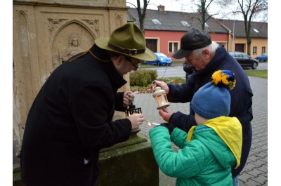 Skauti v Brodku u Přerova donesli Betlémské světlo