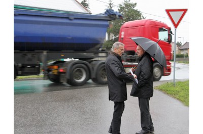 Hejtman Rozbořil dnes osobně navštívil všechny obce na Přerovsku, které trápí nadměrná kamionová doprava. Starostům předložil řešení