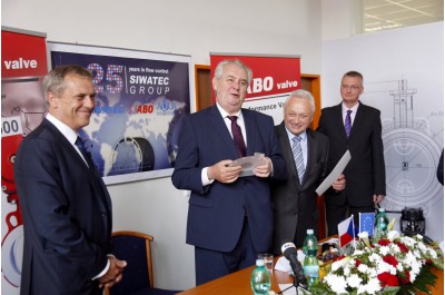 Třetí den svého pobytu v regionu zahájil prezident Miloš Zeman návštěvou výrobce uzavíracích a zpětných klapek pro průmyslové použití v Chomoutově u Olomouce
