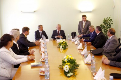 Třetí den svého pobytu v regionu zahájil prezident Miloš Zeman návštěvou výrobce uzavíracích a zpětných klapek pro průmyslové použití v Chomoutově u Olomouce