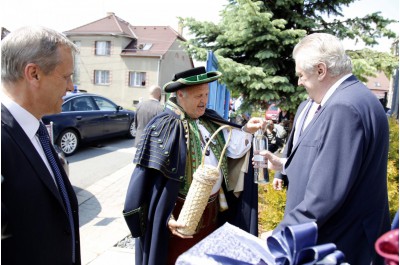 Třetí den svého pobytu v regionu zahájil prezident Miloš Zeman návštěvou výrobce uzavíracích a zpětných klapek pro průmyslové použití v Chomoutově u Olomouce