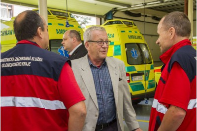 Nové sanitky pro Zdravotnickou záchrannou službu Olomouckého kraje. Jezdit budou na Šumpersku a Jesenicku