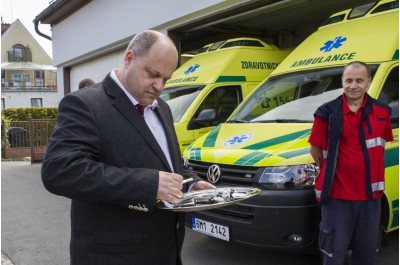 Nové sanitky pro Zdravotnickou záchrannou službu Olomouckého kraje. Jezdit budou na Šumpersku a Jesenicku